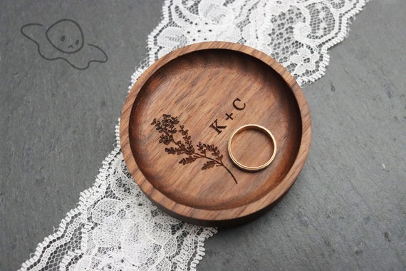 Engraved ring holder discount