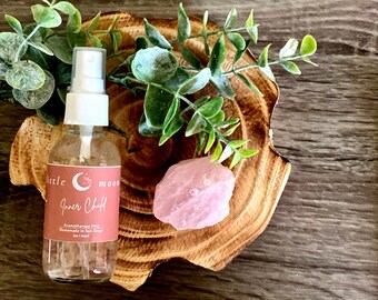 SPRAY INTÉRIEUR POUR ENFANTS - Brume apaisante d'aromathérapie - Huiles essentielles biologiques - Infusé de cristaux de quartz rose - 100 % naturel