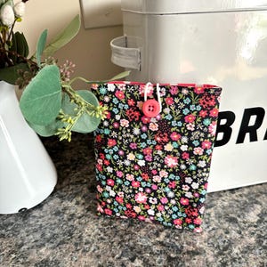 Pink Floral Padded Kindle Sleeve, Gift for Readers, e-Reader Protector Sleeve, Gift for Women, Book Lover Gift, Sleeve for Kindle