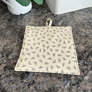 Farmhouse Bee&#39;s Potholder, Bee Home Décor, Bee Potholder, Kitchen Decor with Bee Pattern, Gift with Bee&#39;s