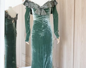Vestido de terciopelo con hombros descubiertos Bellville Sassoon de Lorcan Mullany de la década de 1990 en verde jade