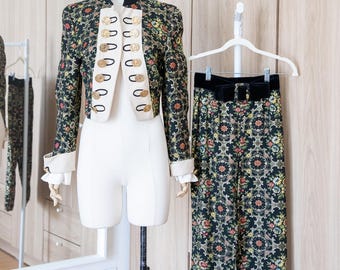 Conjunto de chaqueta corta y pantalón de jacquard floral con hilo dorado de Moschino Cheap and Chic (finales de los 90 - principios de los 2000).