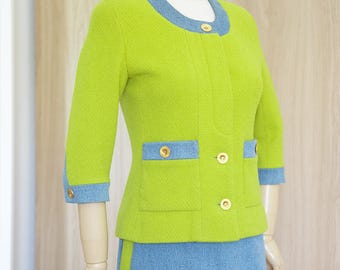 Conjunto documentado de la colección prêt-à-porter "Hip Hop Collection" de Chanel Otoño/Invierno 1991, en color amarillo verdoso con detalles de mezclilla y botones con el logotipo grabado en tono dorado.