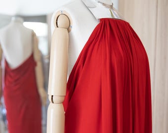 Vestido rojo de cuello halter con placa metálica de la colección Michael Kors de principios de la década de 2000