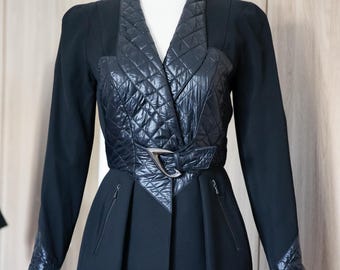 Chaqueta negra de la pasarela de Thierry Mugler, documentada para la temporada otoño/invierno 1993.