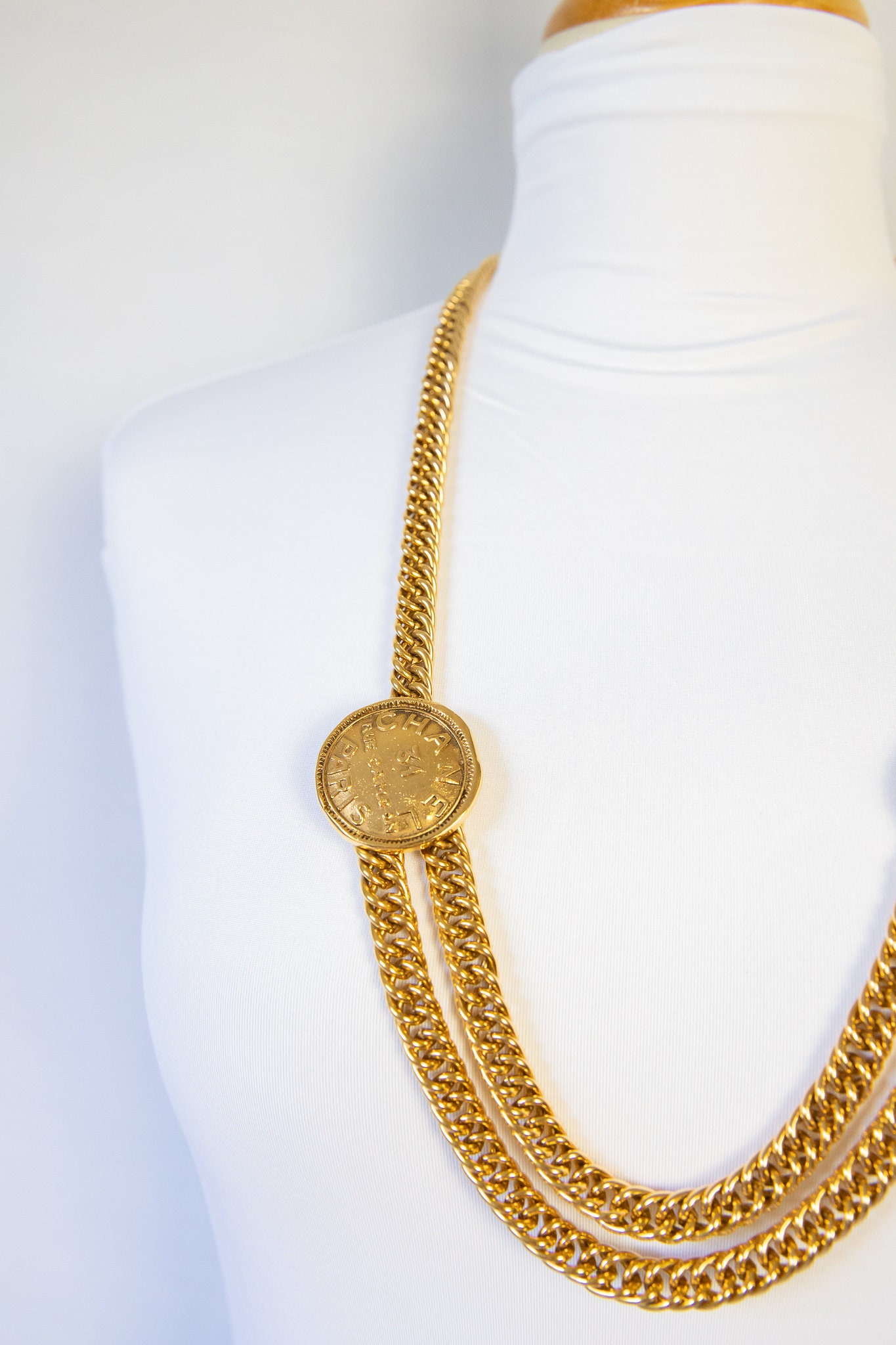CHANEL Lambskin Chain Medallion Rue Cambon Belt Necklace CHANEL Vintage Belt Leather and Gold Link Chain Iconic CC  main image 2