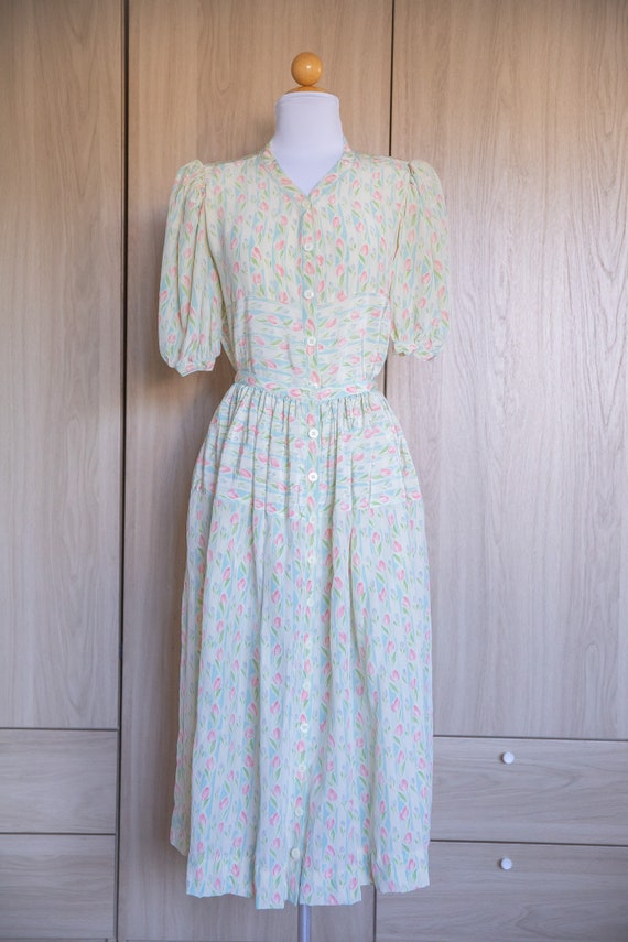 1970s Silky Romantic Pastel Tulip Print Puff Shor… - image 2