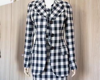 Conjunto de tres piezas de Dolce & Gabbana de cuadros blancos y negros de finales de los 90: chaqueta, chaleco y falda.