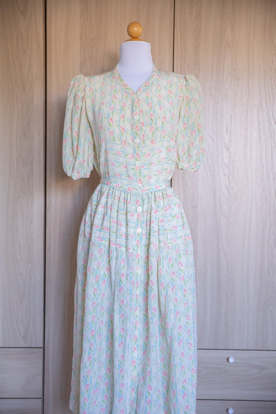 1970s Silky Romantic Pastel Tulip Print Puff Shor… - image 1