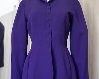 Chaqueta estructurada de Thierry Mugler de color morado con forma de reloj de arena, década de 2000.