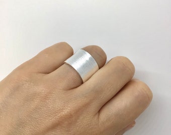 Anillo ancho y abierto de plata esterlina • anillo curvo • anillo de banda de plata ajustable • anillo de banda gruesa • anillo para el pulgar • anillo llamativo grande • anillo de oro