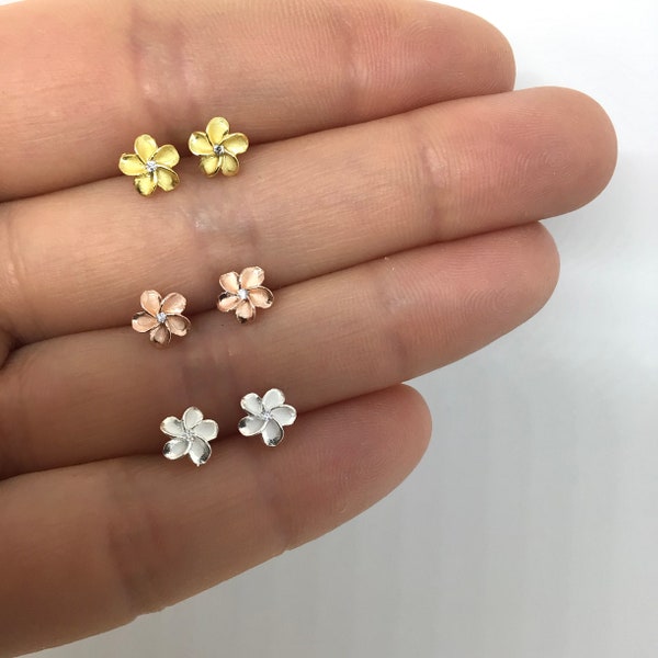 Boucle d'oreille minuscule en argent sterling avec fleur de plumeria • clou de fleur • clous de plumeria • boucles d'oreilles fleurs • boucle d'oreille nature • boucle d'oreille plumeria