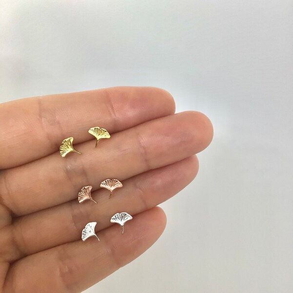 Ginkgo biloba stud earring, tiny gingko stud earring, handmade gingko stud earring, trendy jewelry, nature inspired design, dainty earring