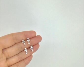 Petit crochet d'oreille baguette en argent sterling • crochet d'oreille minimaliste délicat • boucle d'oreille en forme de barre d'or sur l'oreille • clou d'oreille baguette en cz