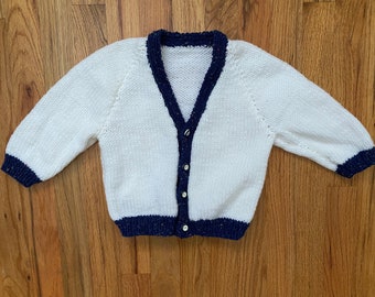 Kardigan niemowlęcy w stylu vintage, ręcznie robiony na drutach: wykończenie w stylu retro, rozmiar 18–24 M