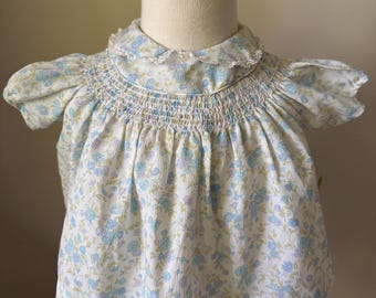 Vestido de bebé vintage de los años 70 con fruncido floral y cuello Peter Pan