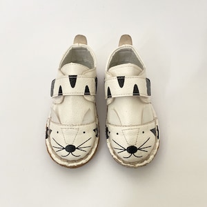 Preloved Bee Happy Schwarz Weiß Kitty Katze Grafik Moe Gummi Katze/Kätzchen Zoo Schuhe Kleinkind Größe 10