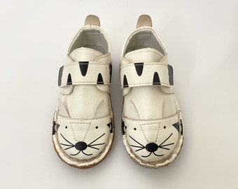 Preloved Bee Happy Black & White Kitty Cat Graphic Moe Rubber Cat/Kitty Zoo Shoes Toddler Size 10