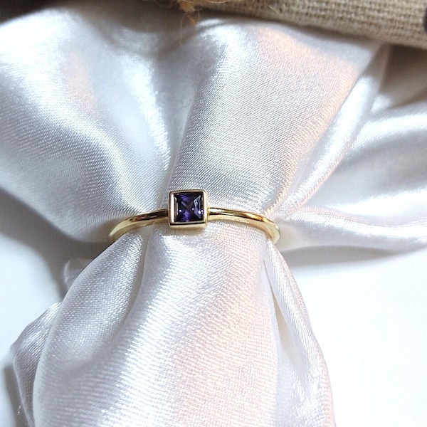 Minimalistischer Ring aus 14K Gold mit natürlichem Zirkon - Personalisiertes Stapelband