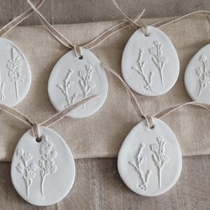 浮き彫りの花のモチーフがあしらわれたユニークなイースターの素朴な卵 6 個セット / ギフトタグ / 吊り下げ式イースターデコレーション / 手作りイースターデコレーション