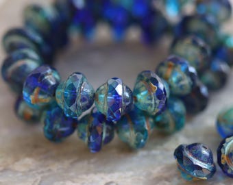 50 Perline Di Foglie Blu Miste Da 12 X 7 Mm, In Vetro Ceco Pressato Con Parte Superiore Forata