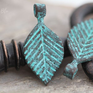 Ciondolo/ciondolo a forma di foglia grande di Mykonos, in metallo fuso greco con patina verde turchese, 29 x 14 mm, 2 pezzi