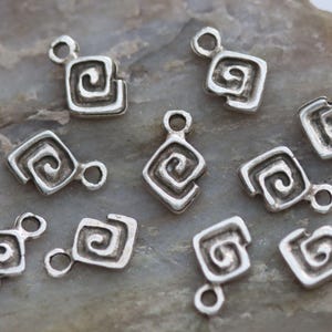 Puede incluir: Diez abalorios de plata con forma cuadrada y dise&ntilde;o en espiral. Los abalorios tienen un agujero en la parte superior para sujetarlos a un collar o pulsera.