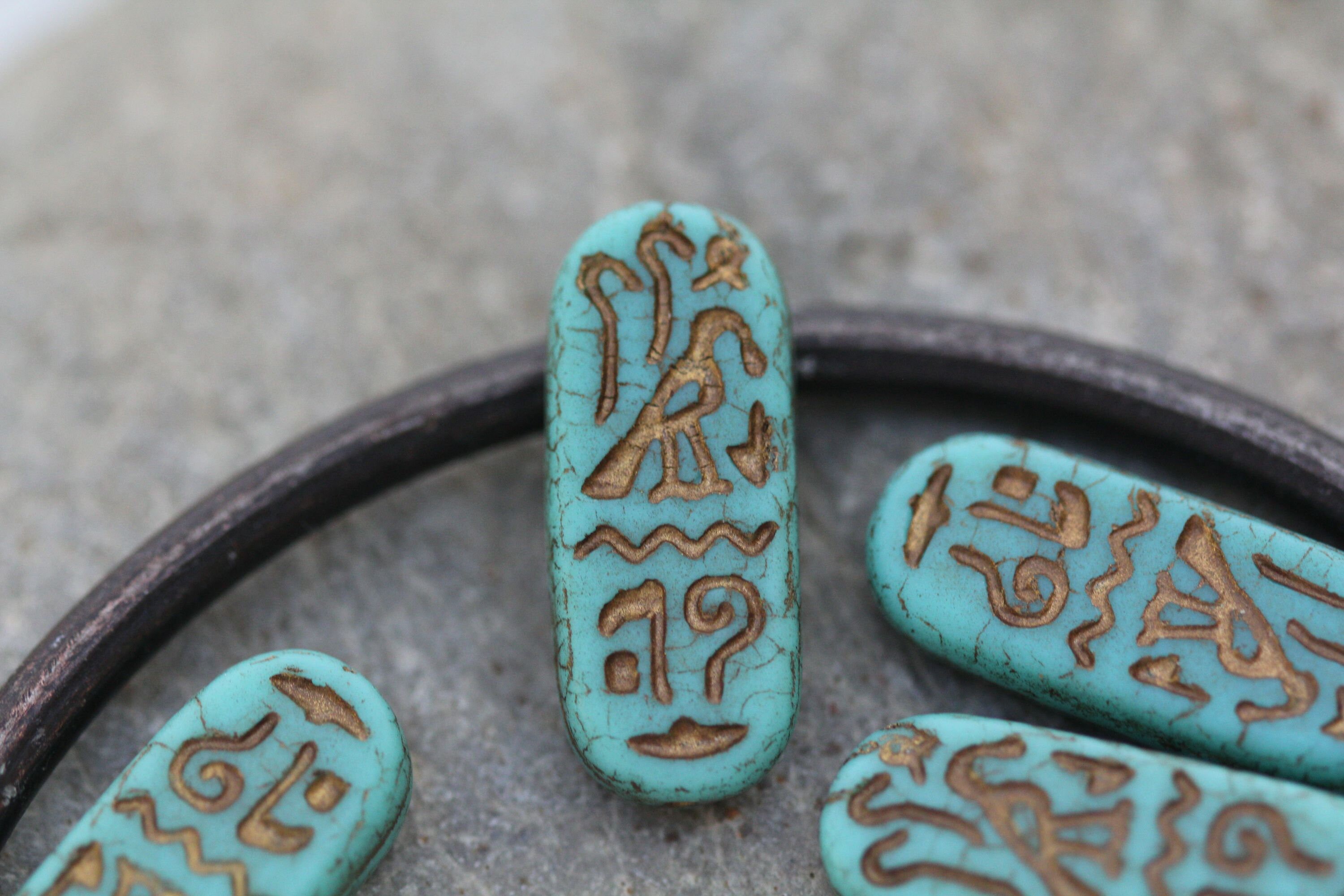 マットターコイズ エジプシャン カルトゥーシュビーズ 25x10mm, チェコ