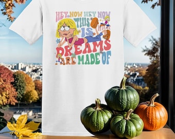 Könnte beinhalten: Weißes T-Shirt mit einem bunten Grafikdesign, das ein Cartoon-Mädchen und den Text "Hey Now Hey Now This Is What Dreams Are Made Of" zeigt.