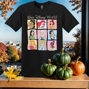 Pu&ograve; includere: Maglietta nera con una stampa bianca del logo di Walt Disney World e una griglia di nove principesse Disney. Le principesse sono: Ariel, Belle, Cenerentola, Elsa, Jasmine, Mulan, Pocahontas, Rapunzel e Biancaneve.