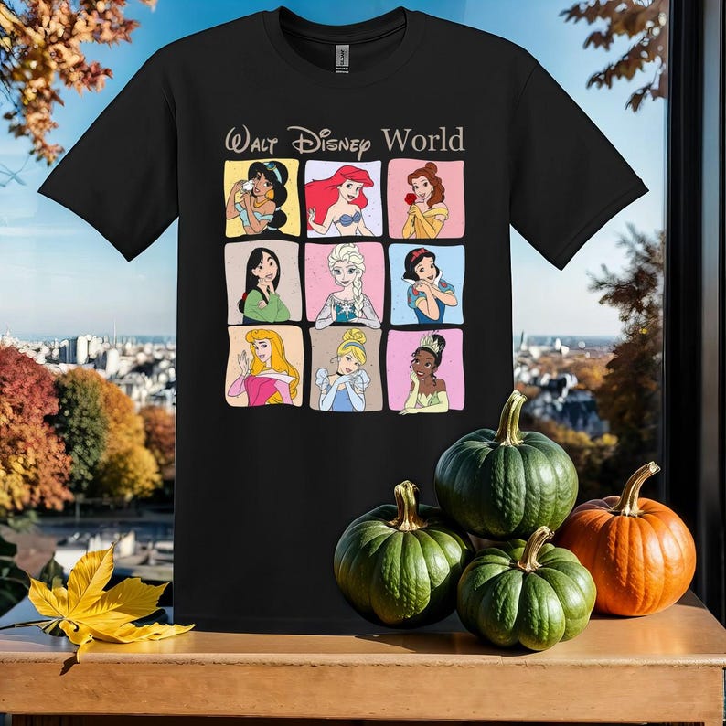 Pu&ograve; includere: Maglietta nera con una stampa bianca del logo di Walt Disney World e una griglia di nove principesse Disney. Le principesse sono: Ariel, Belle, Cenerentola, Elsa, Jasmine, Mulan, Pocahontas, Rapunzel e Biancaneve.