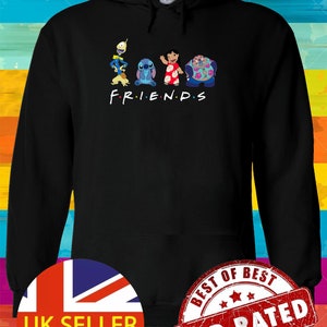 Puede incluir: Sudadera con capucha negra con un gr&aacute;fico de Stitch, Lilo y otros personajes de Disney de Lilo & Stitch. El gr&aacute;fico est&aacute; en el estilo del logotipo de Friends y dice "FRIENDS".