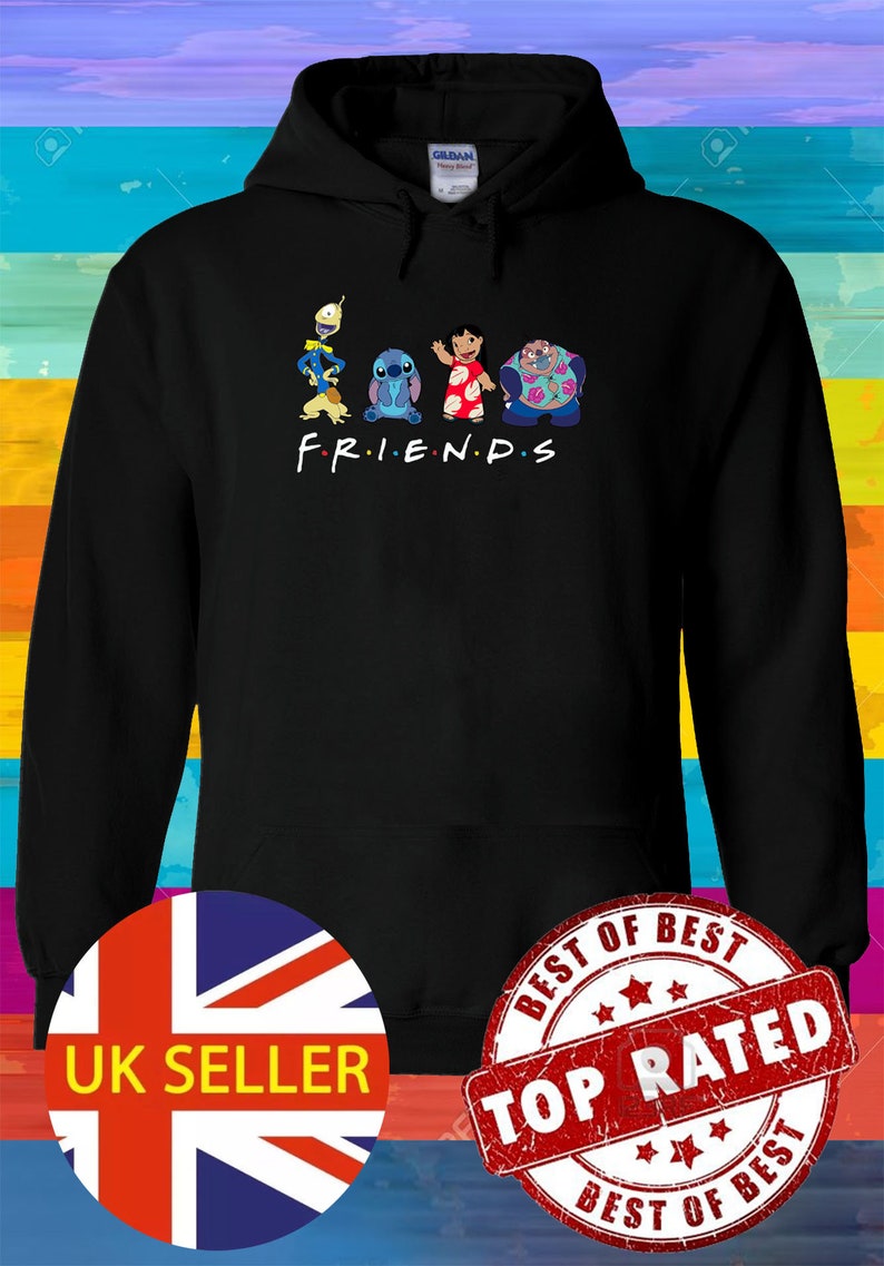 Puede incluir: Sudadera con capucha negra con un gr&aacute;fico de Stitch, Lilo y otros personajes de Disney de Lilo & Stitch. El gr&aacute;fico est&aacute; en el estilo del logotipo de Friends y dice "FRIENDS".