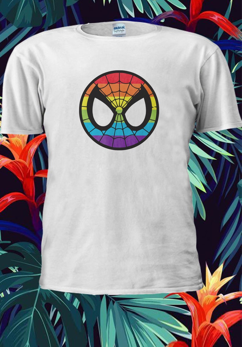 Puede incluir: Camiseta blanca con un logotipo de Spider-Man de colores arco&iacute;ris. El logotipo es un c&iacute;rculo con una telara&ntilde;a negra y una cara de ara&ntilde;a blanca.