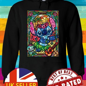 Puede incluir: Una sudadera con capucha negra con una imagen de Stitch de Lilo & Stitch tocando el ukelele en estilo de vitral. La imagen est&aacute; rodeada por un borde colorido e incluye palmeras y flores. La sudadera tiene una gran pegatina "Best of Best Top Rated" en la esquina inferior derecha y una pegatina "UK Seller" en la esquina inferior izquierda.