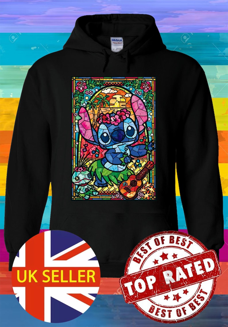 Puede incluir: Una sudadera con capucha negra con una imagen de Stitch de Lilo & Stitch tocando el ukelele en estilo de vitral. La imagen est&aacute; rodeada por un borde colorido e incluye palmeras y flores. La sudadera tiene una gran pegatina "Best of Best Top Rated" en la esquina inferior derecha y una pegatina "UK Seller" en la esquina inferior izquierda.