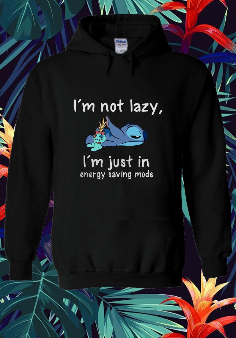 Puede incluir: Sudadera con capucha negra con un personaje azul Stitch de Lilo & Stitch. El texto en la sudadera dice "No soy perezoso, solo estoy en modo de ahorro de energ&iacute;a."