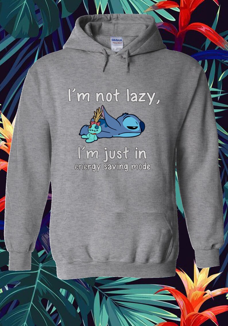 Puede incluir: Sudadera gris con capucha con un personaje azul Stitch de Lilo & Stitch. El texto en la sudadera dice "No soy perezoso, solo estoy en modo de ahorro de energ&iacute;a."