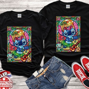 Pu&ograve; includere: Due magliette nere con un design a vetri colorati di Stitch di Lilo & Stitch che suona l'ukulele. Il design &egrave; in tonalit&agrave; di blu, verde, giallo e rosso.
