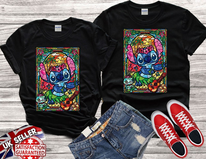 Pu&ograve; includere: Due magliette nere con un design a vetri colorati di Stitch di Lilo & Stitch che suona l'ukulele. Il design &egrave; in tonalit&agrave; di blu, verde, giallo e rosso.
