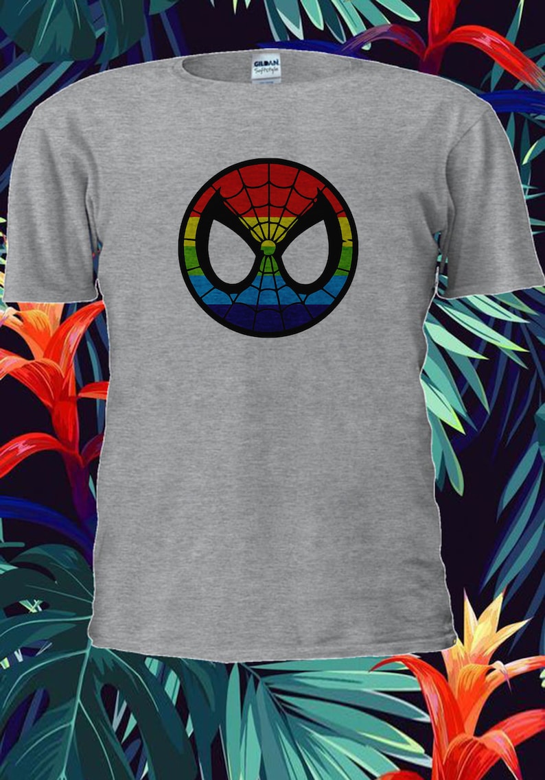 Puede incluir: Una camiseta gris con un logotipo de Spider-Man de colores arco&iacute;ris. El logotipo es un contorno negro de la m&aacute;scara de Spider-Man con un dise&ntilde;o de telara&ntilde;a de colores arco&iacute;ris.