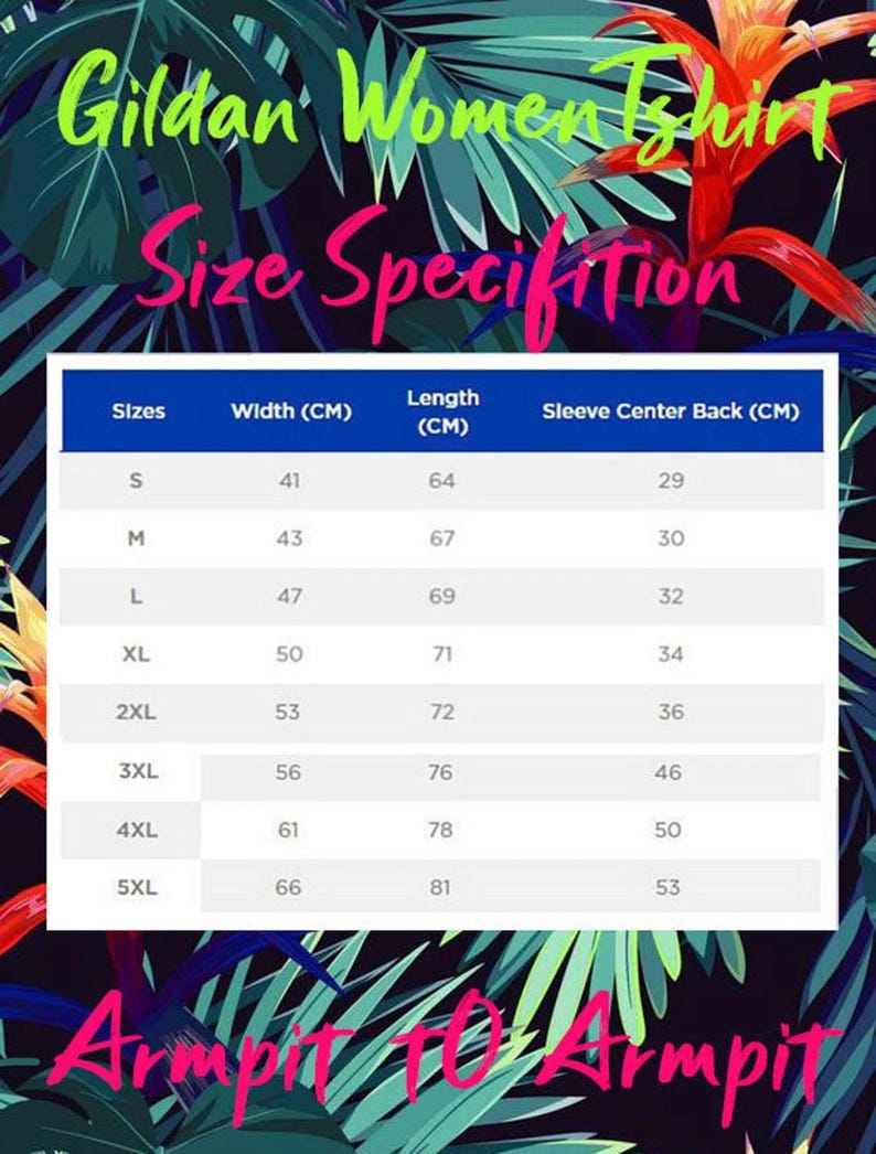 Pu&ograve; includere: Un grafico che mostra le specifiche di dimensione della maglietta per donna Gildan con misure in centimetri per larghezza, lunghezza e centro schiena della manica. Le taglie vanno dalla S alla 5XL.