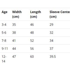 Pu&ograve; includere: Tabella delle taglie per abbigliamento per bambini con misure in centimetri per larghezza, lunghezza e centro schiena della manica. Le taglie vanno dalla XS alla XL, con fasce d'et&agrave; e misure corrispondenti.