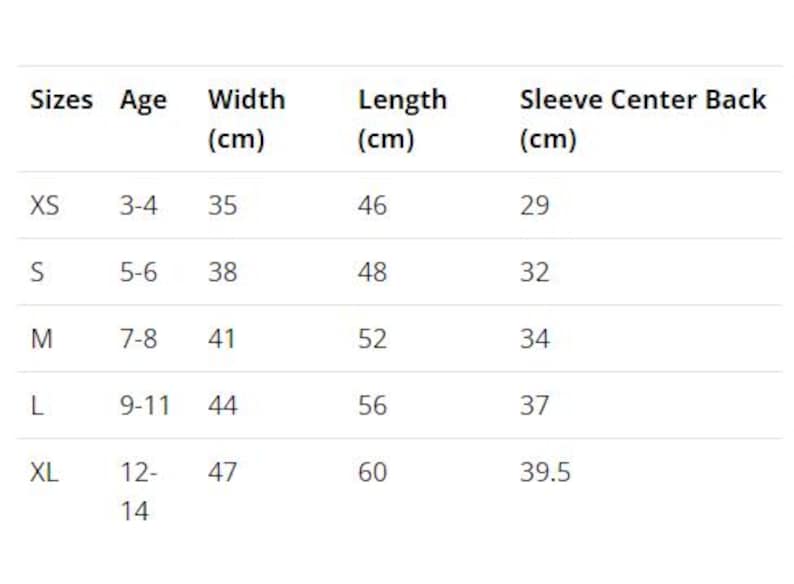 Pu&ograve; includere: Tabella delle taglie per abbigliamento per bambini con misure in centimetri per larghezza, lunghezza e centro schiena della manica. Le taglie vanno dalla XS alla XL, con fasce d'et&agrave; e misure corrispondenti.