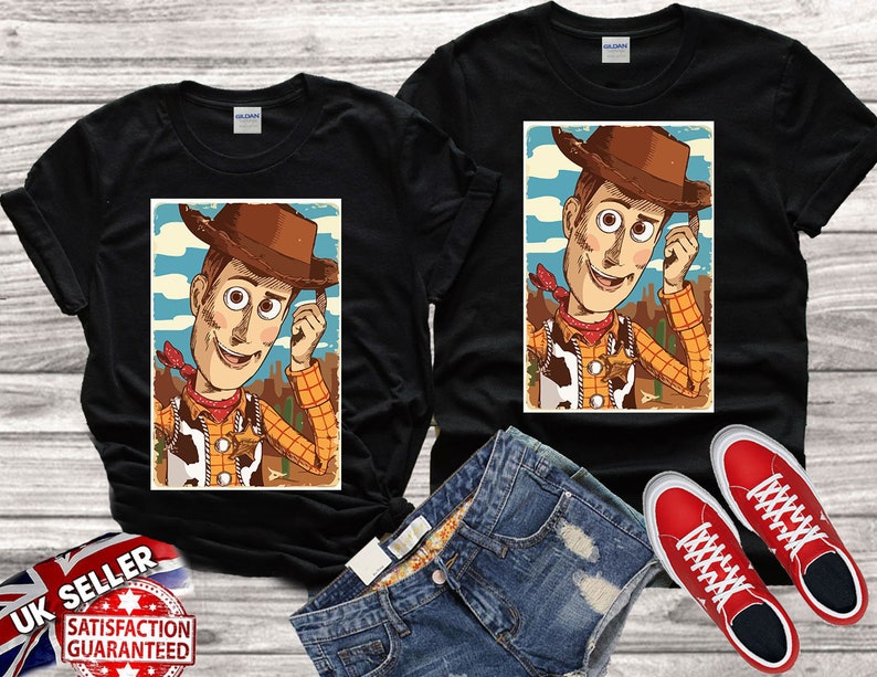 以下が含まれることがあります： トイストーリーのウッディのヴィンテージスタイルのイラストがプリントされた黒いTシャツ2枚。イラストは、ウッディがトレードマークのテンガロンハットとベストを着ている様子を描いています。これらのTシャツは、トイストーリーシリーズのファンに人気です。