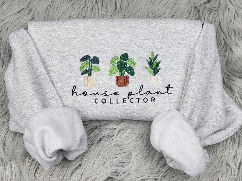 Puede incluir: Sudadera gris con plantas de interior bordadas y el texto "house plant collector".