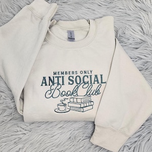 Sudadera con cuello redondo bordado del Club del Libro Antisocial: Sudadera literaria acogedora