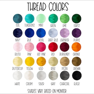 Puede incluir: Una tabla de colores de hilo con los nombres de cada color. Los colores incluyen azul verdoso, turquesa, menta, verde, lima, bosque, azul marino, azul, azul real, azul beb&eacute;, lavanda, morado, rubor, rosa, rosa intenso, rojo, burdeos, naranja, amarillo mantequilla, amarillo, dorado, beige, nuez moscada, marr&oacute;n, blanco, crema, plata, gris, carb&oacute;n y negro. El texto en la parte inferior de la tabla dice "Los tonos var&iacute;an seg&uacute;n el monitor."