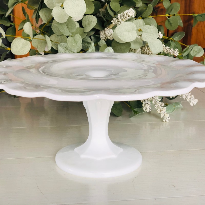 Carola Pedestal Cake Plate (Cream and White)