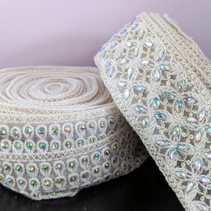 Aplique de encaje de diamantes de imitación blanco roto hecho a mano: aplique floral teñible, rollo de 9 yardas